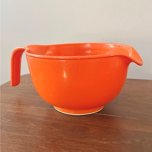 1970s Vintage Orange Rubbermaid 3 Cup Measuring Cup/Batter Bowl Mix N Grip USA - Picture 2 of 9